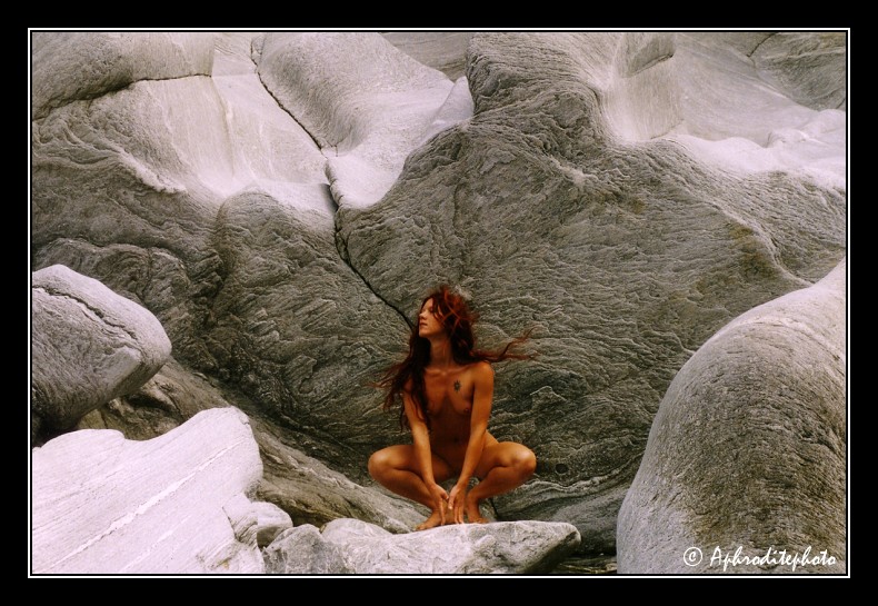 48 Une rousse et des rochers blancs 1